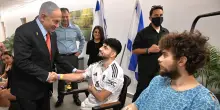 Israele, Netanyahu visita il centro medico che accoglier&agrave; gli ostaggi