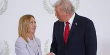 Trump stringe la mano a Meloni e scherza: 'Chi è questa donna?'