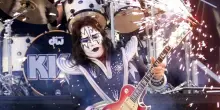 Il chitarrista dei Kiss &egrave; morto per le ferite riportate dopo una caduta accidentale