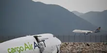 Aereo cargo esce di pista a Hong Kong, due morti