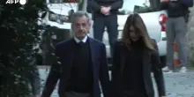 Sarkozy mano nella mano con la moglie Carla Bruni fino al carcere