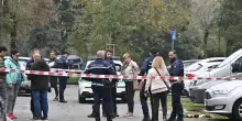 Donna aggredita a coltellate a Milano, è in pericolo di vita. Si cerca il marito