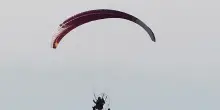 Parapendista di 85 anni finisce in luogo impervio, illeso