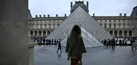Francia, la Procura di Parigi: 'Cinque i nuovi fermi per il furto al Louvre'