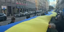 Corteo per l'Ucraina a Torino con bandiera gialloblu di 50 metri