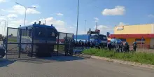 Polizia aziona gli idranti contro i manifestanti a Padova