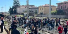A Cagliari manifestanti invadono binari della stazione
