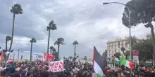 Fra cori e bandiere, in migliaia in piazza a Bari per Gaza