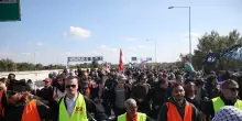 Sciopero generale per Gaza, la Cgil: 'In 100mila a Milano'. Disagi per i treni in varie città. La diretta
