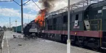Doppio raid russo sui treni. Zelensky: 'Basta parole'