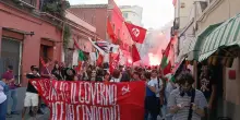 In corteo con bandiere e fumogeni per la Palestina a Cagliari