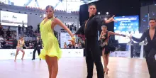 Ballerina ucraina e maestra russa, paso doble di pace