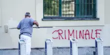 Scritte no vax e minacce ai medici su vetrate Spisal di Vicenza