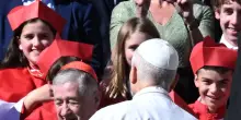 Il Papa saluta bambini e bambine vestiti da cardinali