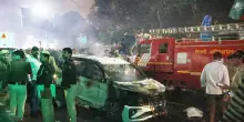 Auto esplode vicino al Forte di Delhi, otto morti