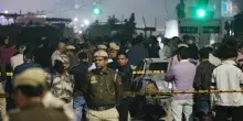 Auto esplode vicino al Forte di Delhi, almeno 13 morti