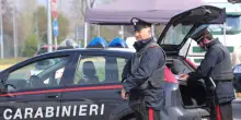 Non si fermano all'alt e tentano di investire Cc, arrestati