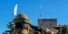 Alpino accerchiato e derubato della penna nera, 'mi urlavano guerrafondaio'