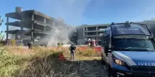 Incendio in un edificio occupato a Roma, ferito un uomo