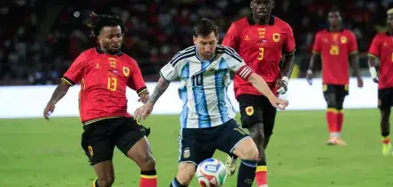 Calcio: l'Argentina si allena con l'Angola, Messi e Lautaro in gol