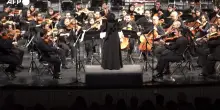 Iran, per la prima volta una donna dirige un'orchestra: "Spero sia l'inizio di una nuova era"