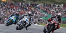 La Motogp saluta, Bezzecchi e l'Aprilia dominano a Valencia