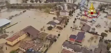 Esonda il Torre nel Goriziano, persone sui tetti delle case