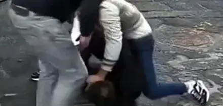 Sordomuto difende un giovane e viene brutalmente picchiato