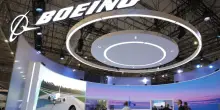 Boeing, trimestre in rosso meglio delle attese, aumenta produzione del 737 Max