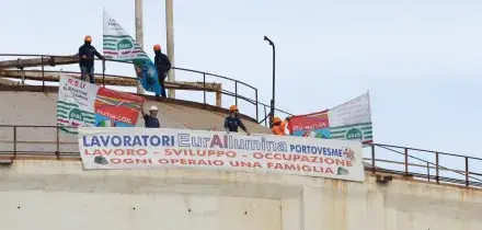 Eurallumina, operai a 40 metri su silo 'Mimit ci convochi'