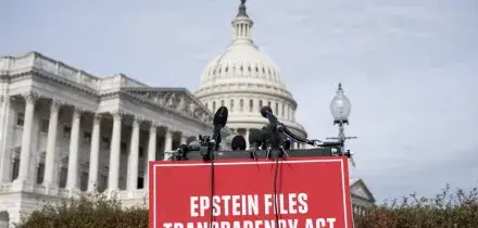 Trump firma la legge per la divulgazione dei file su Epstein