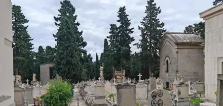 Seppelliscono la bara ma la salma è ancora in ospedale