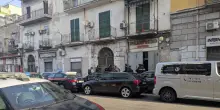 Uomo con ferite trovato morto nell'atrio di un palazzo a Napoli