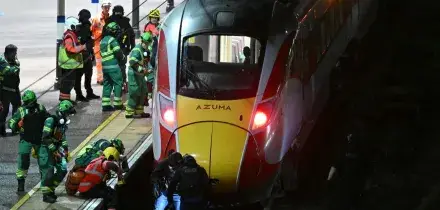 Assaltato un treno in Inghilterra, accoltellate diverse persone