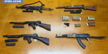 Scoperto arsenale con AK-47, due arresti