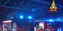 Incendio in un'azienda di materie plastiche nel Varesotto