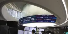 Borsa: l'Asia chiude su nuovi record tra Ia e tensioni geopolitiche