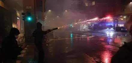 Maccabi-Virtus, bombe carta e idranti in centro a Bologna