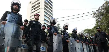 Pakistan, attacco e attentato suicida a comando polizia Peshawar