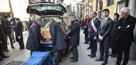 Feretro di Vanoni al Piccolo Teatro, applauso dei milanesi