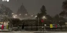 Neve a Parigi, Montmartre si trasforma in una pista per slitte improvvisate
