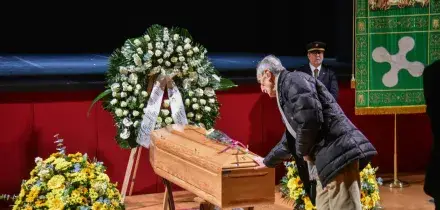 Il feretro di Ornella Vanoni al Piccolo Teatro, applauso dei milanesi