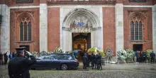 Funerali Vanoni, dopo l'omelia Fresu suona 'L'appuntamento'