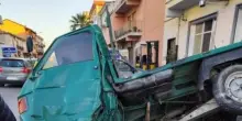 Scontro tra auto e motocarro su statale 106, morto 87enne