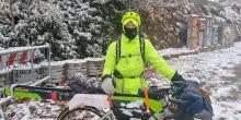 Dal Veneto verso l'Austria, in bici sotto la neve per una gara di sci