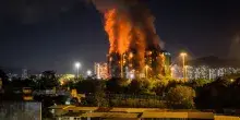 Maxi incendio ad Hong Kong, grattacieli in fiamme, quattro morti