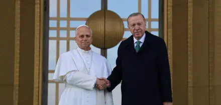 Papa Leone XIV ad Ankara, accolto da Erdogan. Mattarella: "E' tempo di iniziative di pace nel Mediterraneo"