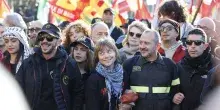 Corteo Pro Pal, a Roma Thunberg e Albanese in testa con i vigili fuoco