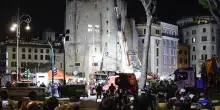 Crolli alla Torre dei Conti a Roma, un operaio sotto le macerie: si scava anche con le mani per salvarlo