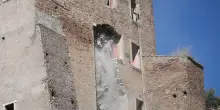 Crolla una parte della Torre dei Conti nel centro di Roma, 'è vivo l'operaio sotto le macerie'